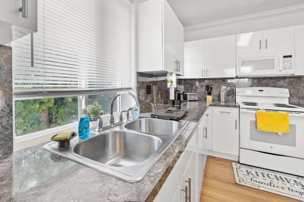 Apartment Comfy & Updated Centrally Located Minutes Away From Everything! *