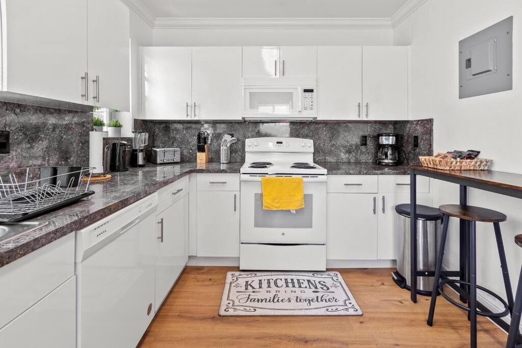 Comfy & Updated Centrally Located Minutes Away From Everything! Miami