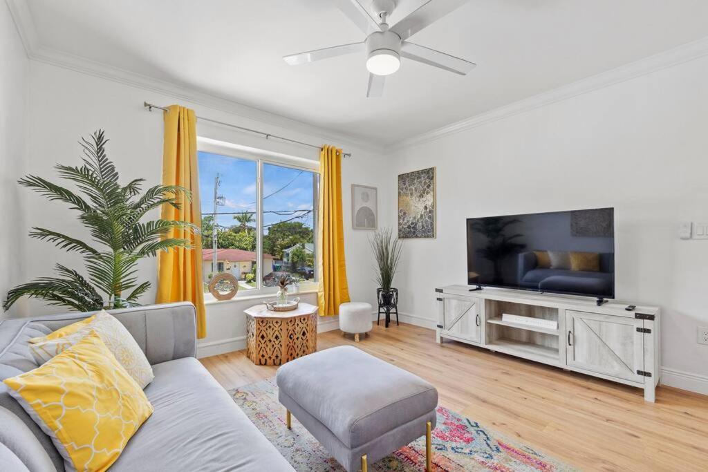 Comfy & Updated Centrally Located Minutes Away From Everything!