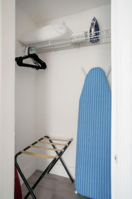 Hot Tub & King Bed - 8min From Airport, & Dt Apartment