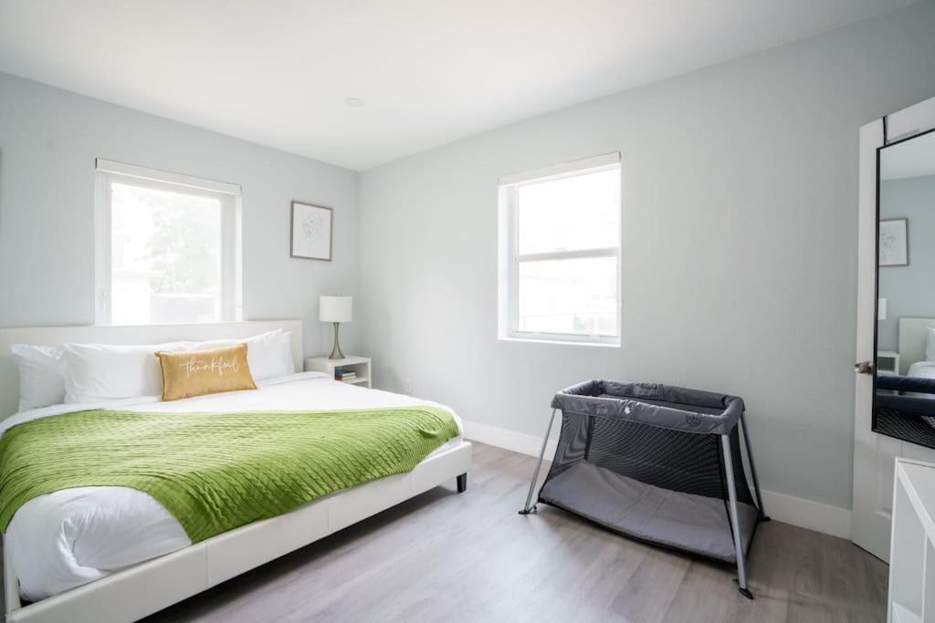 Hot Tub & King Bed - 8min From Airport, & Dt Apartment