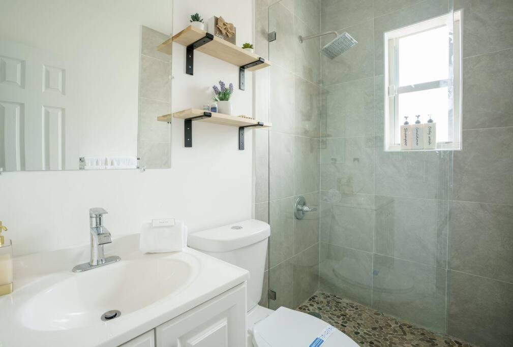 Hot Tub & King Bed - 8min From Airport, & Dt Apartment Miami