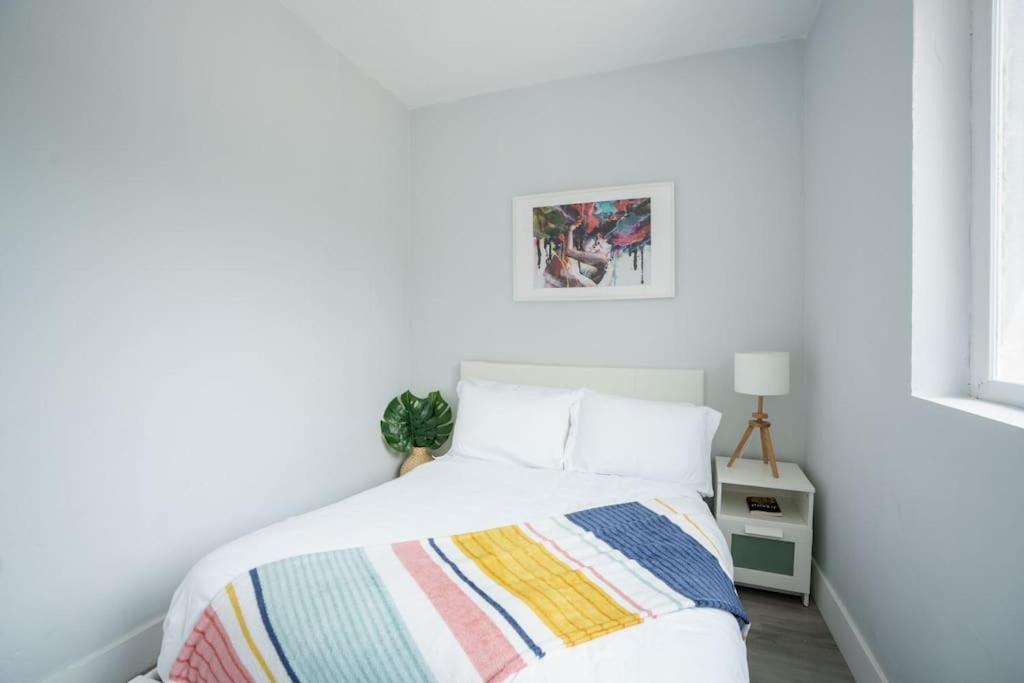 Hot Tub & King Bed - 8min From Airport, & Dt