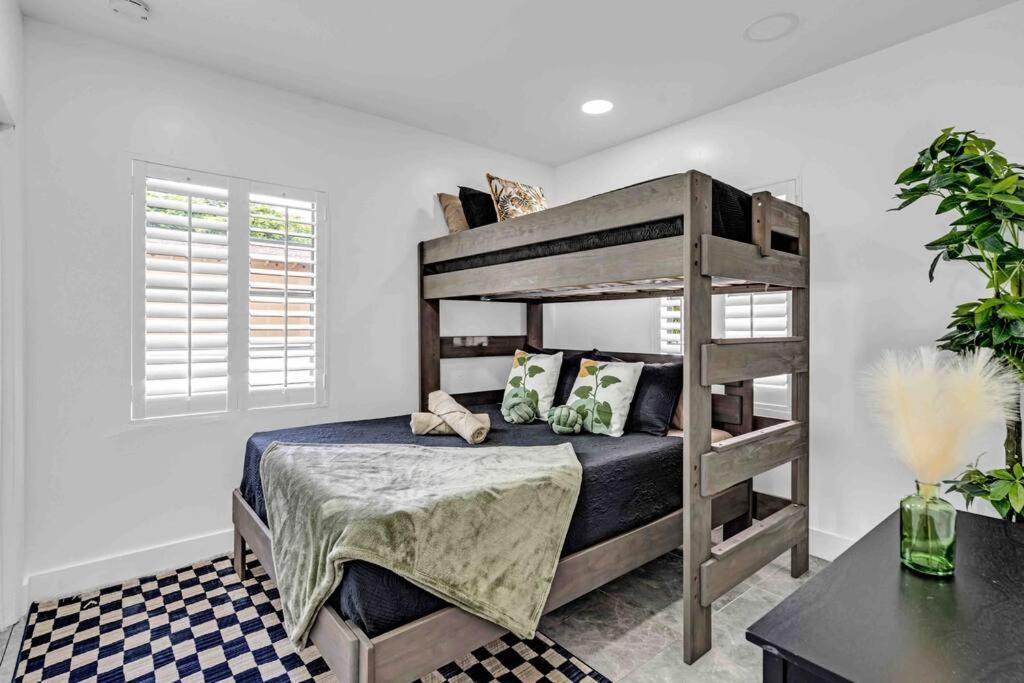 Apartment Luxury Home! Next To Airport And *