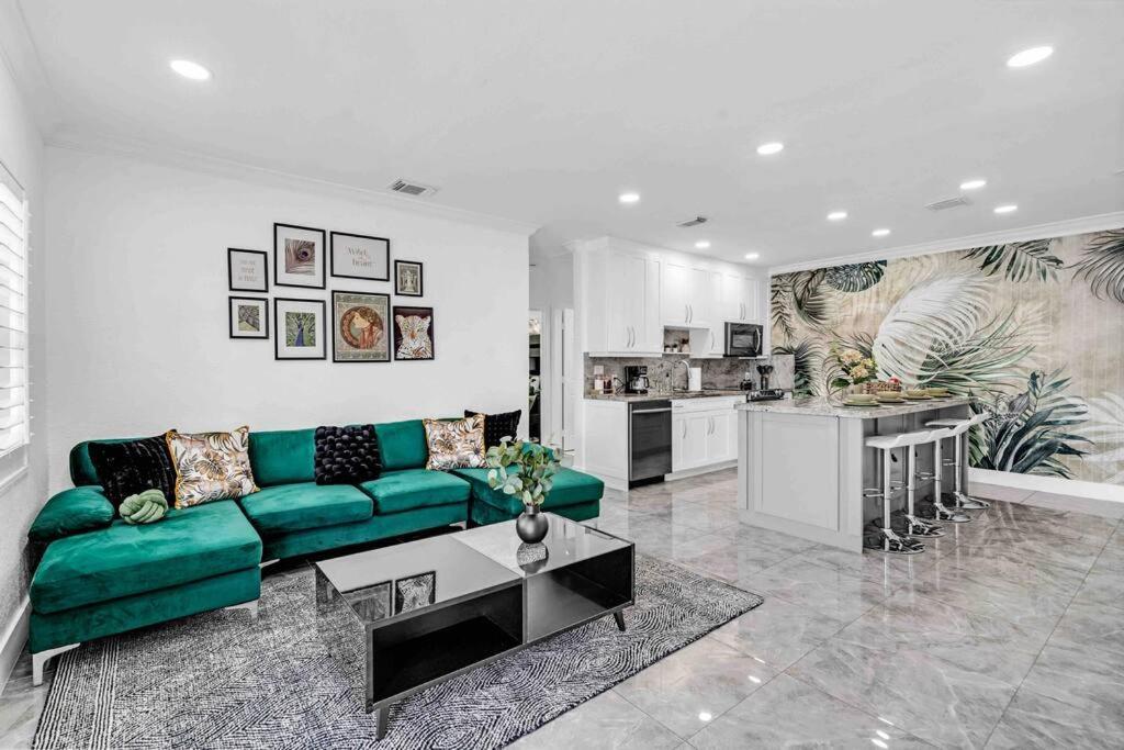 Luxury Home! Next To Airport And *