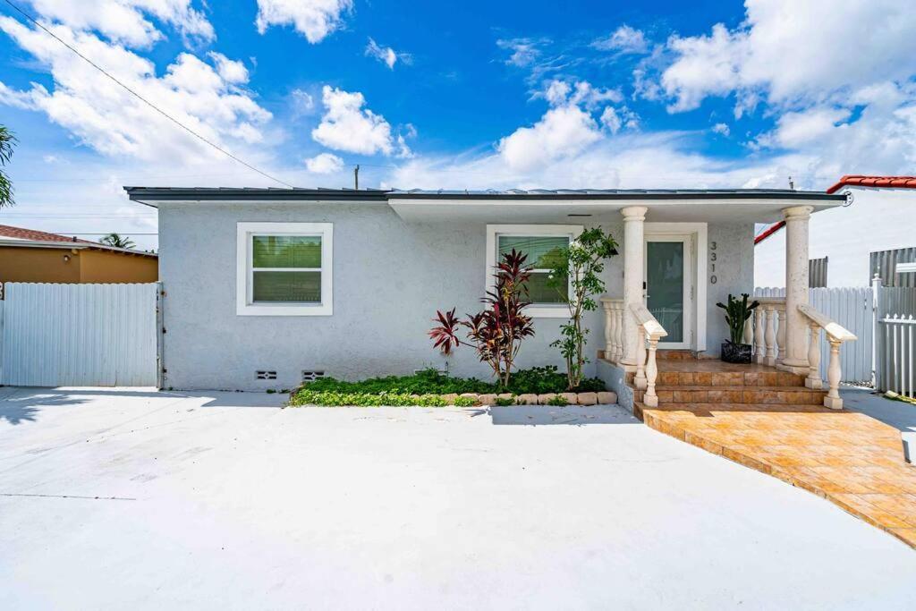 Luxury Home! Next To Airport And Apartment *