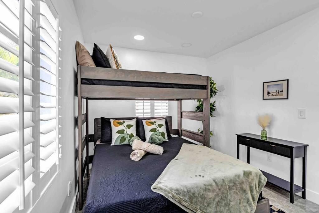Luxury Home! Next To Airport And Apartment *