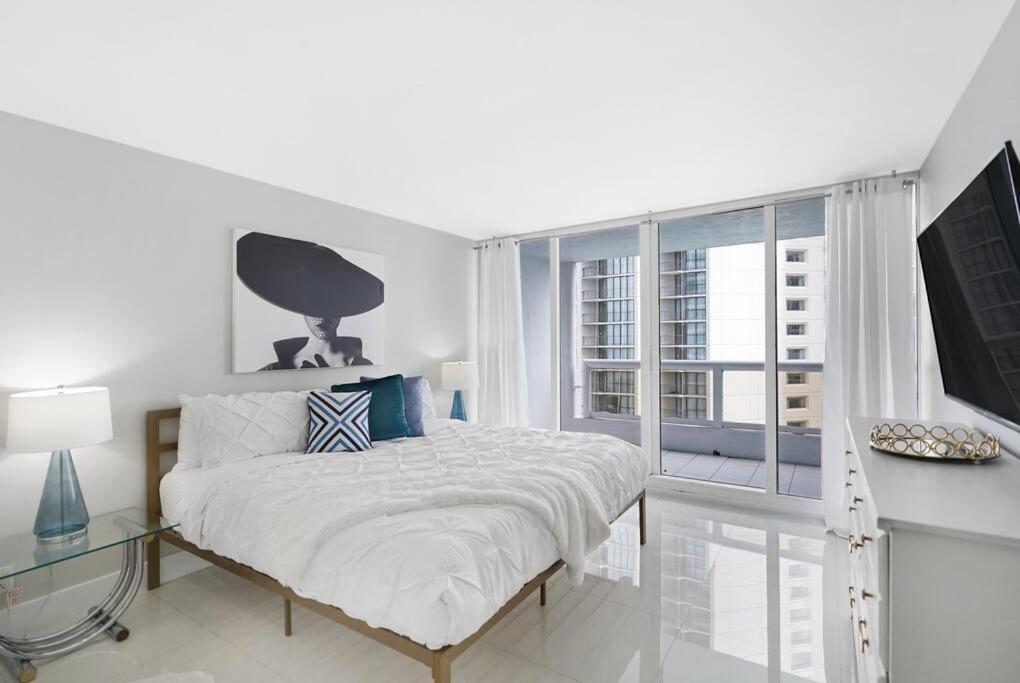 Life Is Gucci! Gorgeous Water Views Condo!