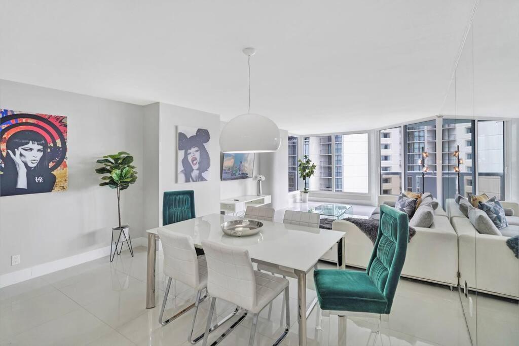 Apartment Life Is Gucci! Gorgeous Water Views Condo!