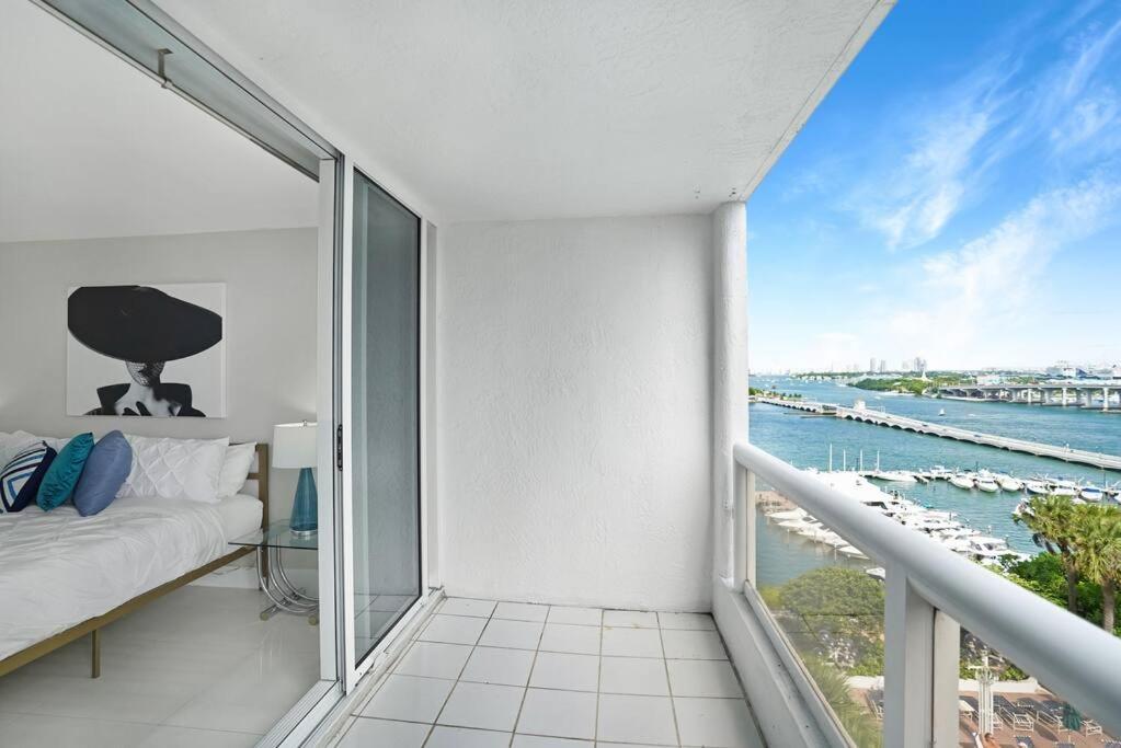 Life Is Gucci! Gorgeous Water Views Condo! Apartment