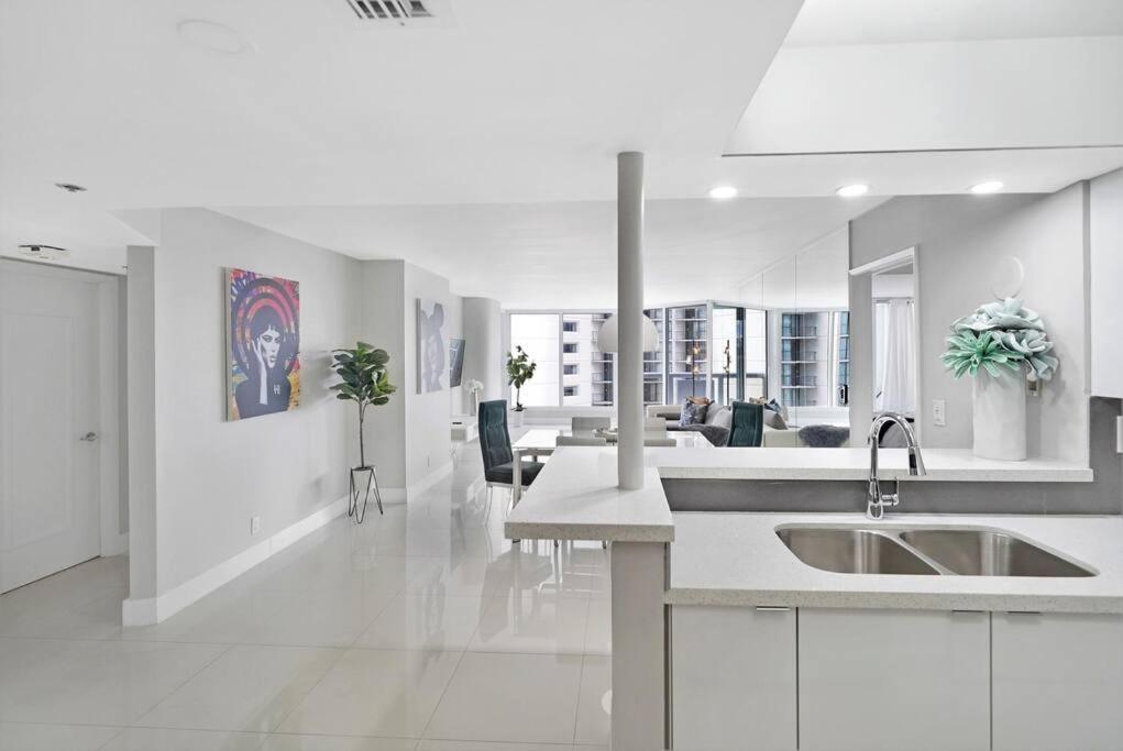 Life Is Gucci! Gorgeous Water Views Condo! Apartment