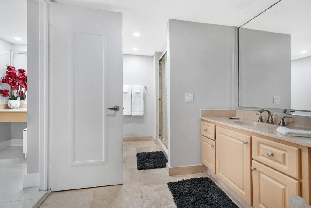 Life Is Gucci! Gorgeous Water Views Condo!