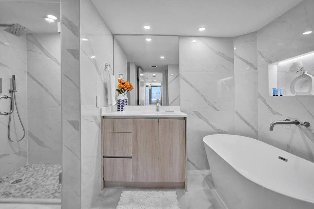 Apartment Euphoria - Skyline & Water Views *