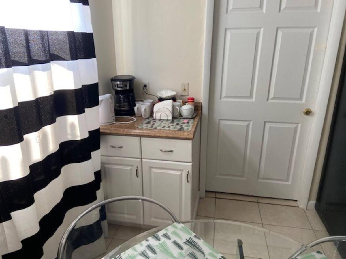 Cozy In Cute House, Close To Airport - Free Parking Homestay Miami