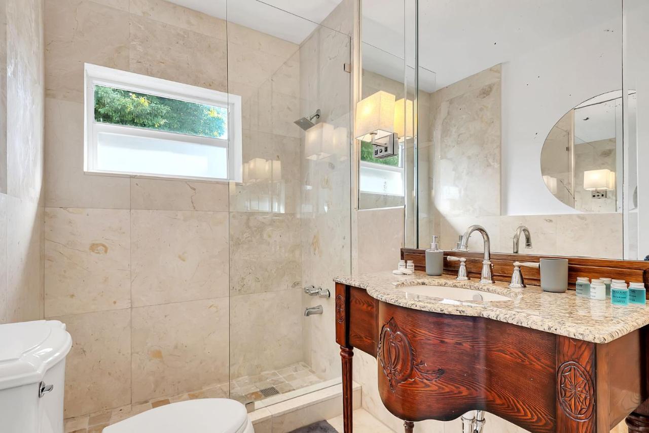 Villa Casa Linda Gated 3 Bed 2 Bath By The River 1810 Miami