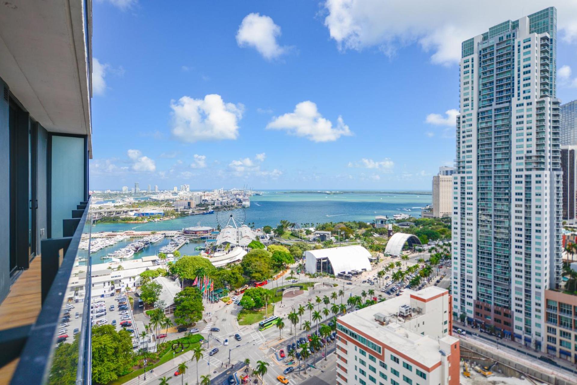 Apartment Breathtaking Views Near Bayfront Park *