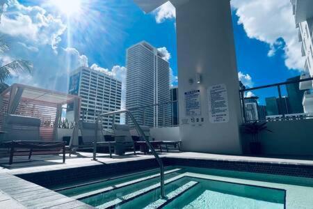 Heart Of Downtown Pool & Gym Apartment