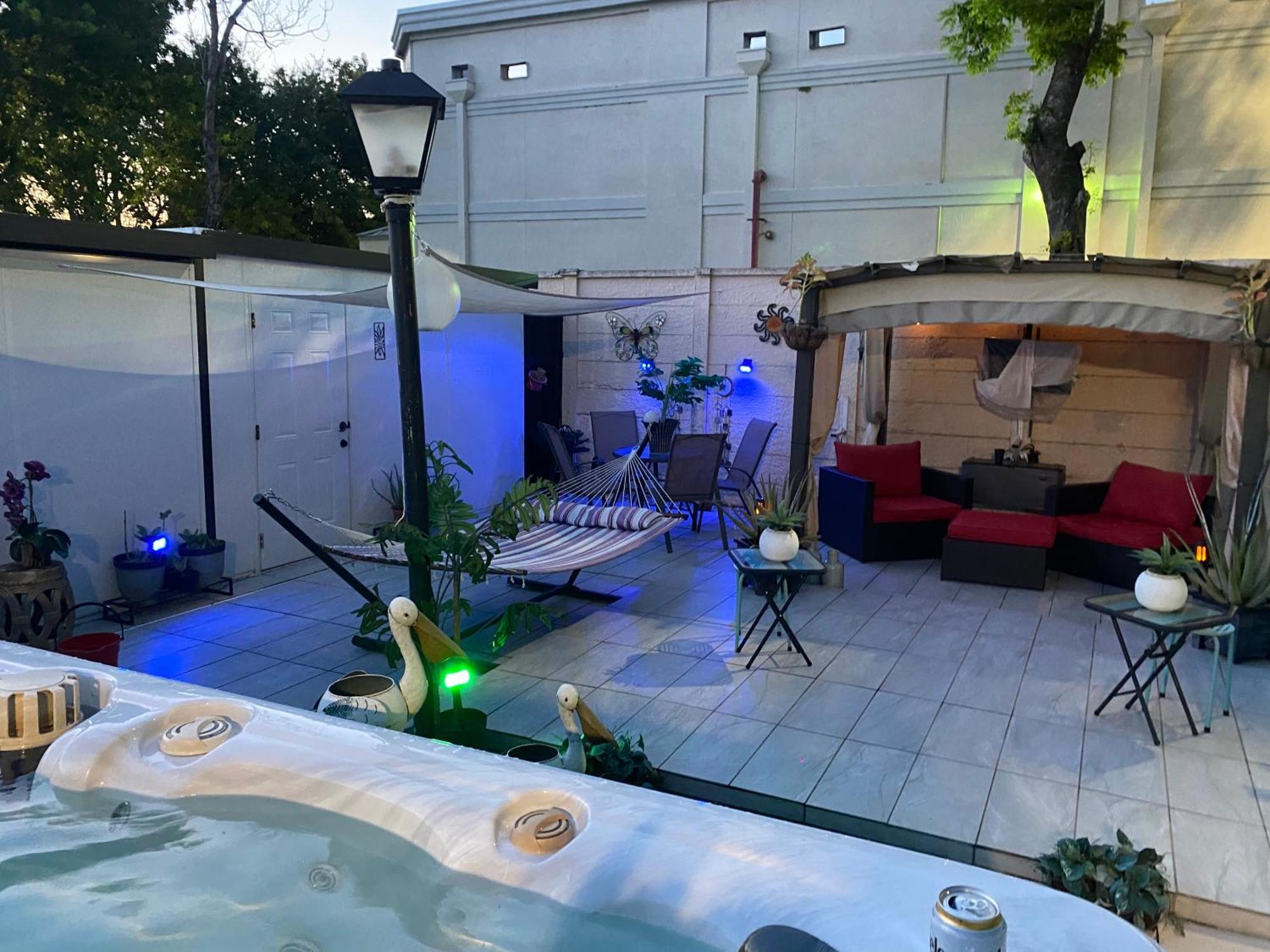Bed & Breakfast Tiny Place W Private Hot Jacuzzi 7 Min To International Airport