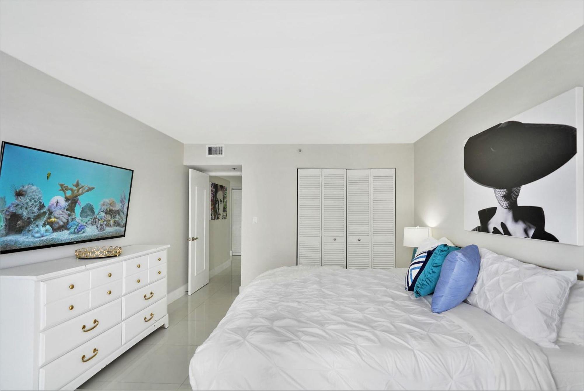 Life Is Gucci! Gorgeous Water Views Condo! Miami
