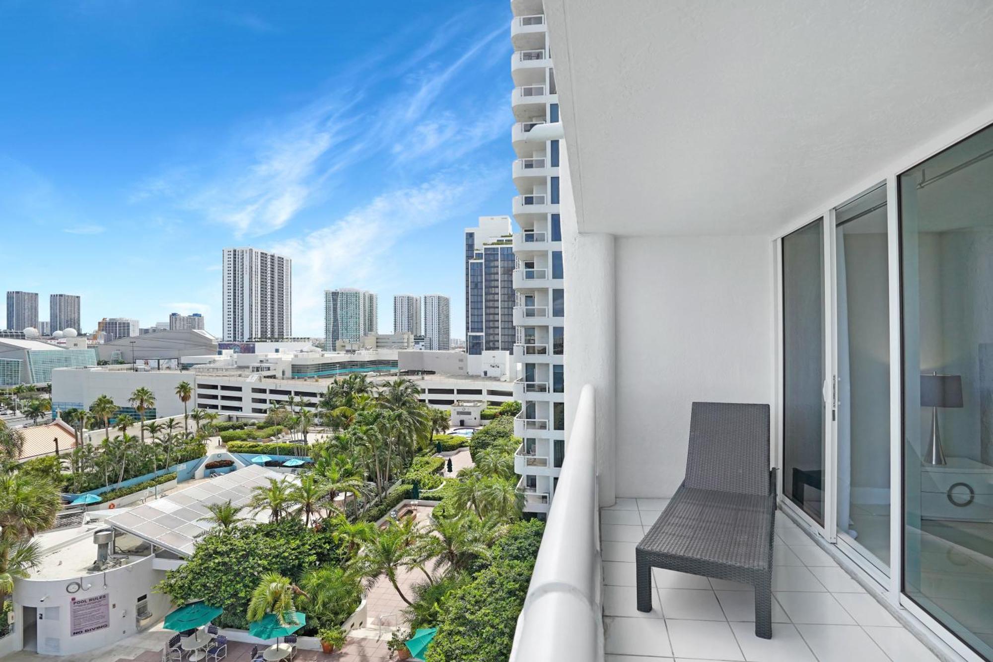 Life Is Gucci! Gorgeous Water Views Condo! *