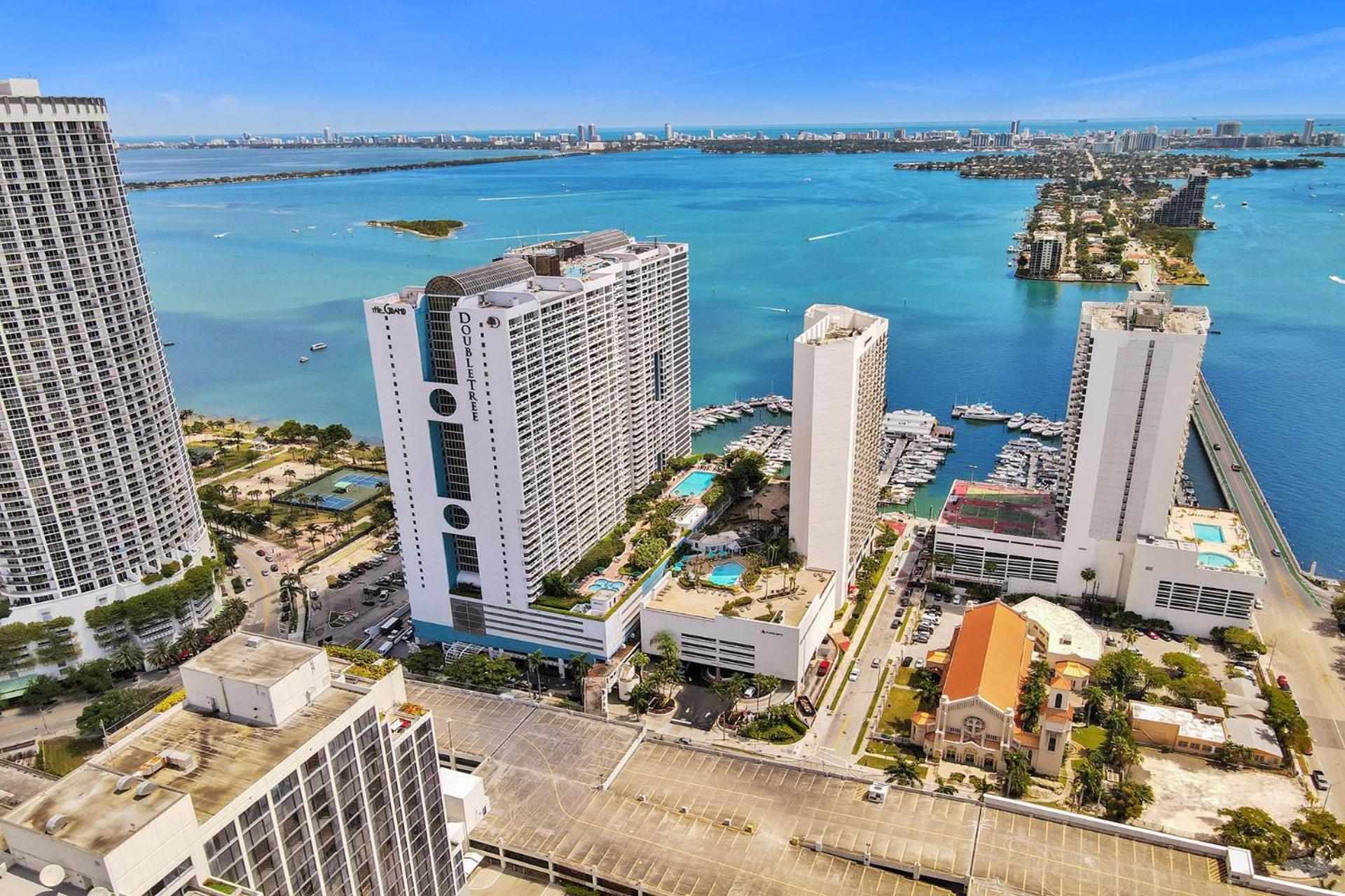 Life Is Gucci! Gorgeous Water Views Condo! Apartment Miami