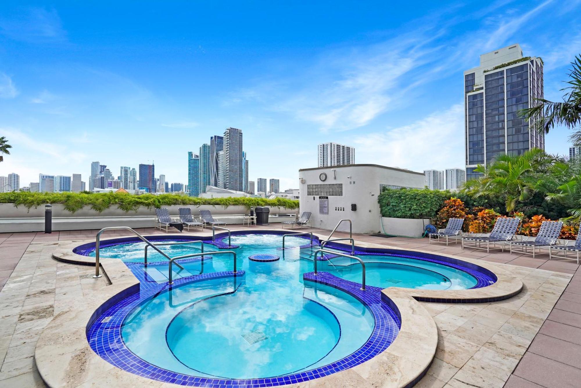 Funkin' Fabulous! Water & Views! 4br Apartment *
