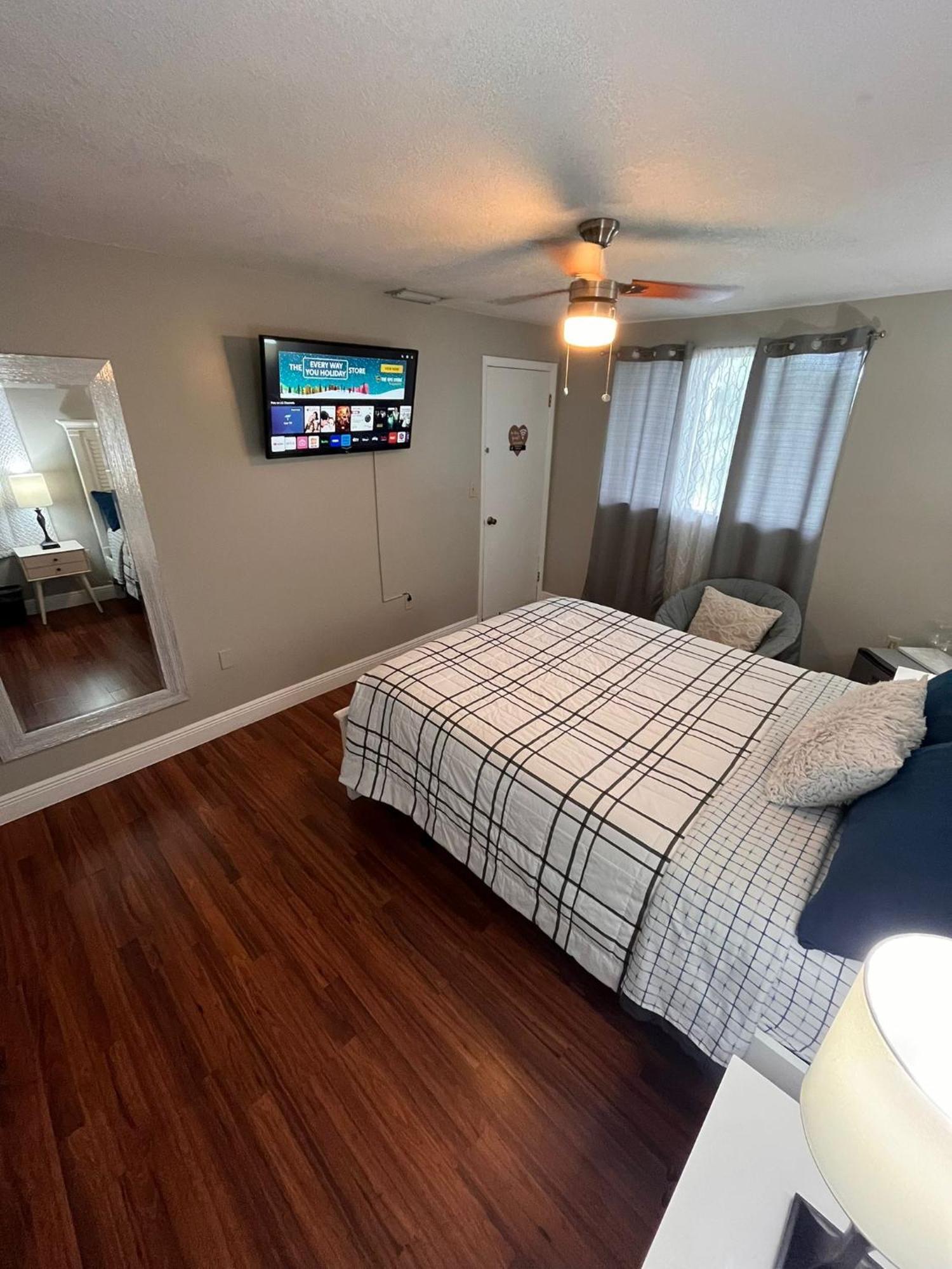 Homestay Spanish Style House - Free Parking Miami