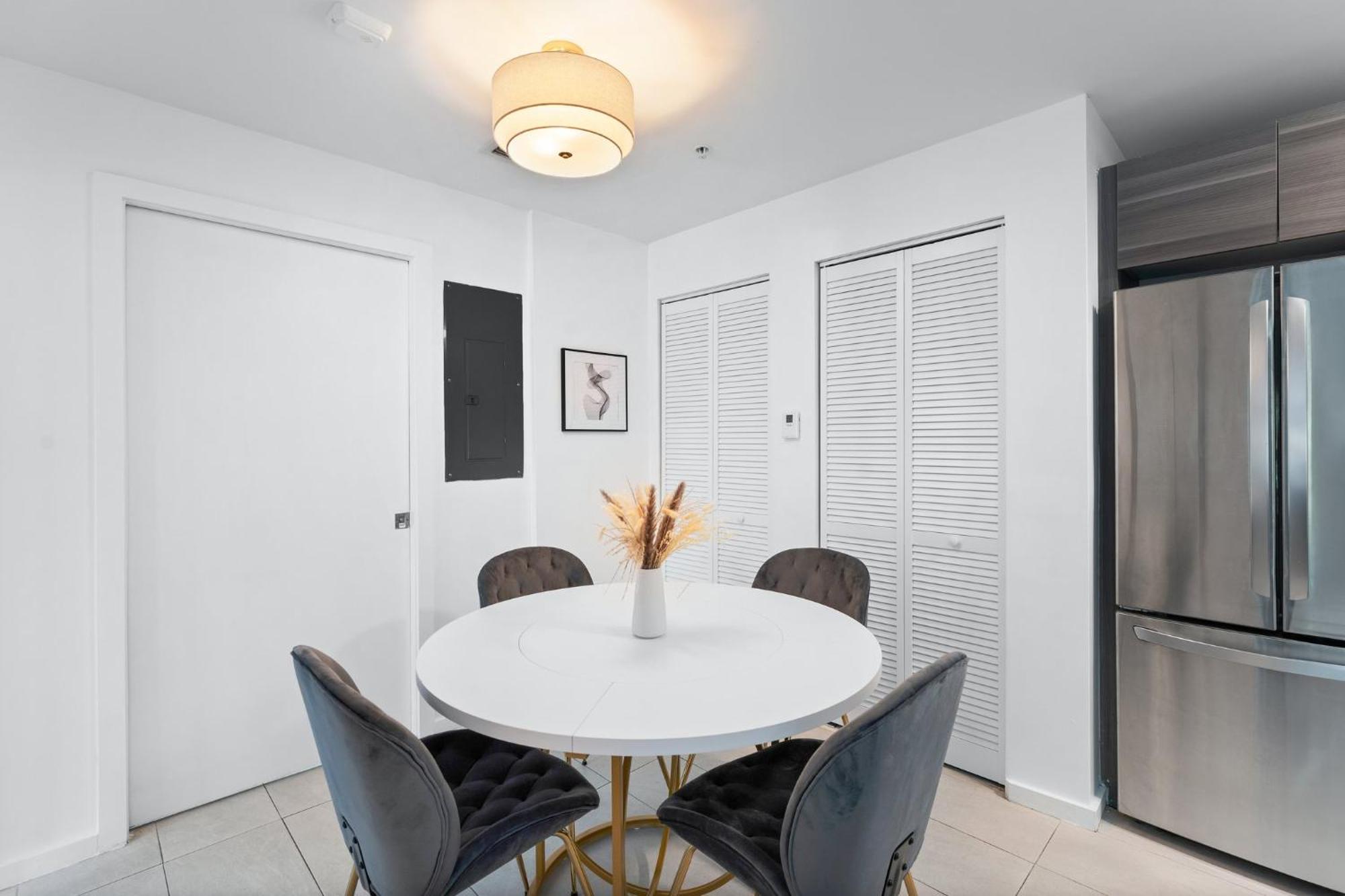 Modern In Edgewater Apartment
