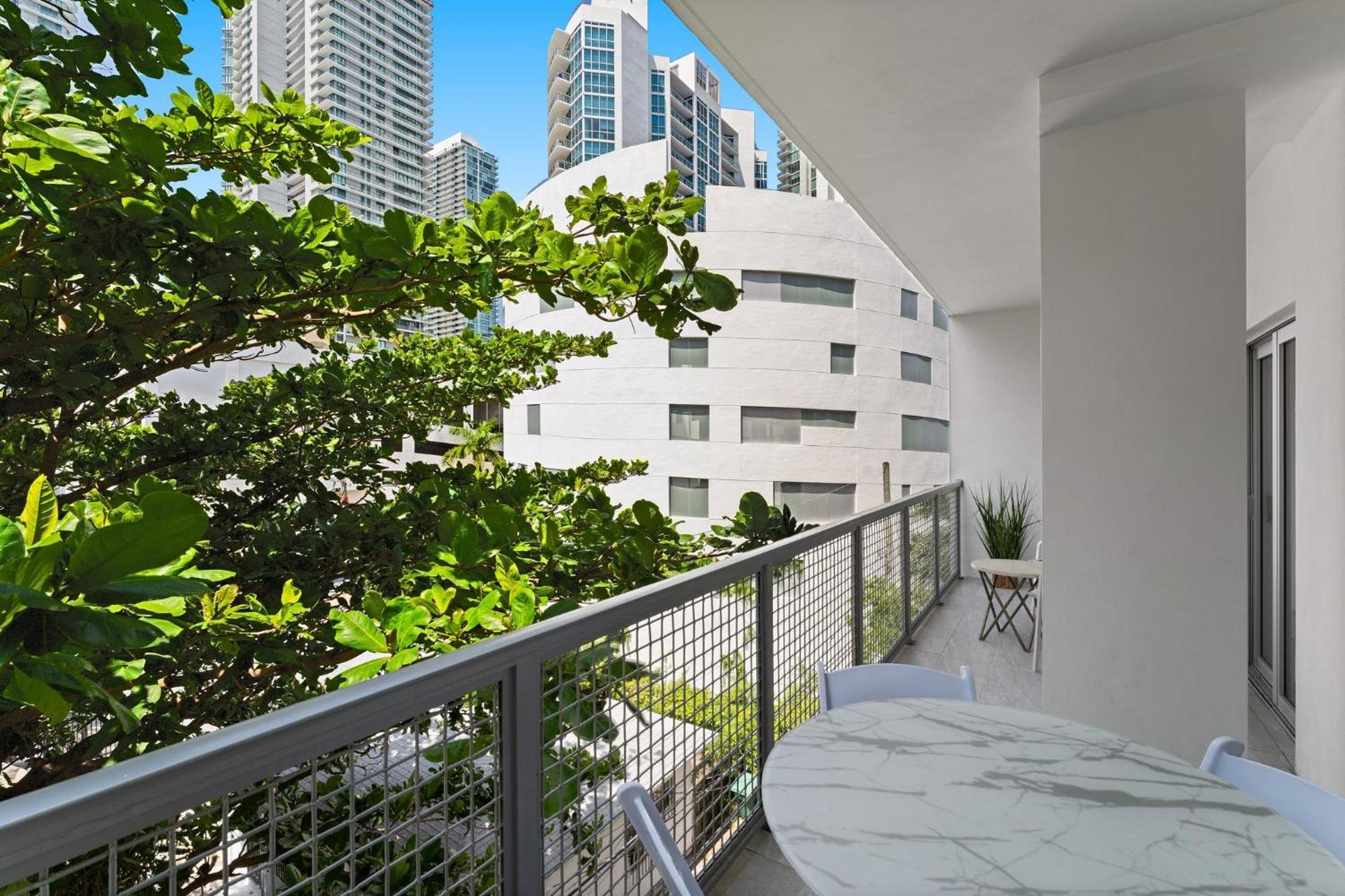 Apartment Modern In Edgewater