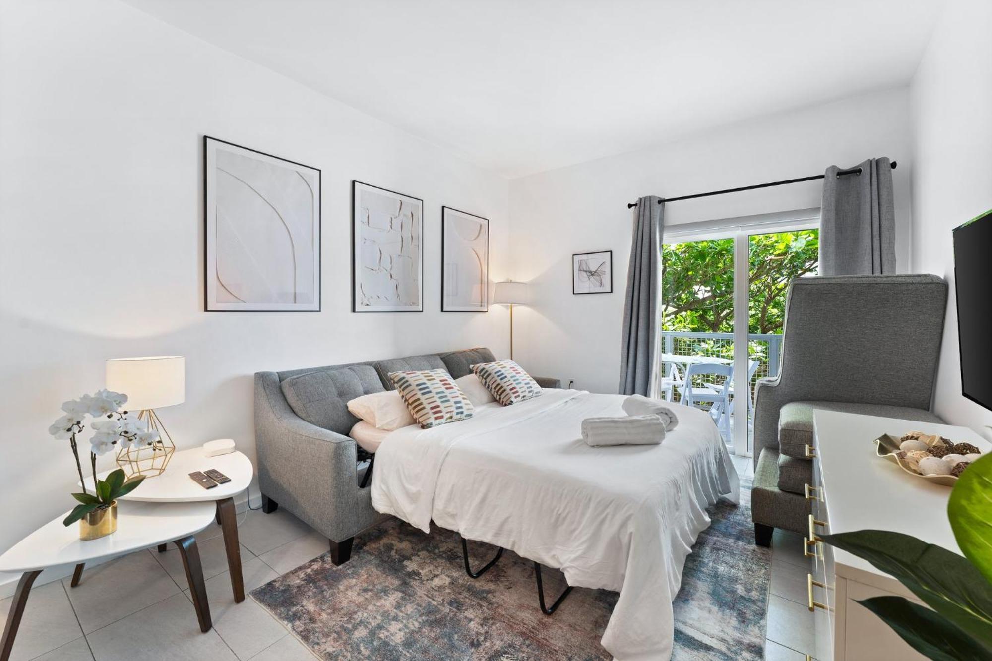 Modern In Edgewater Apartment