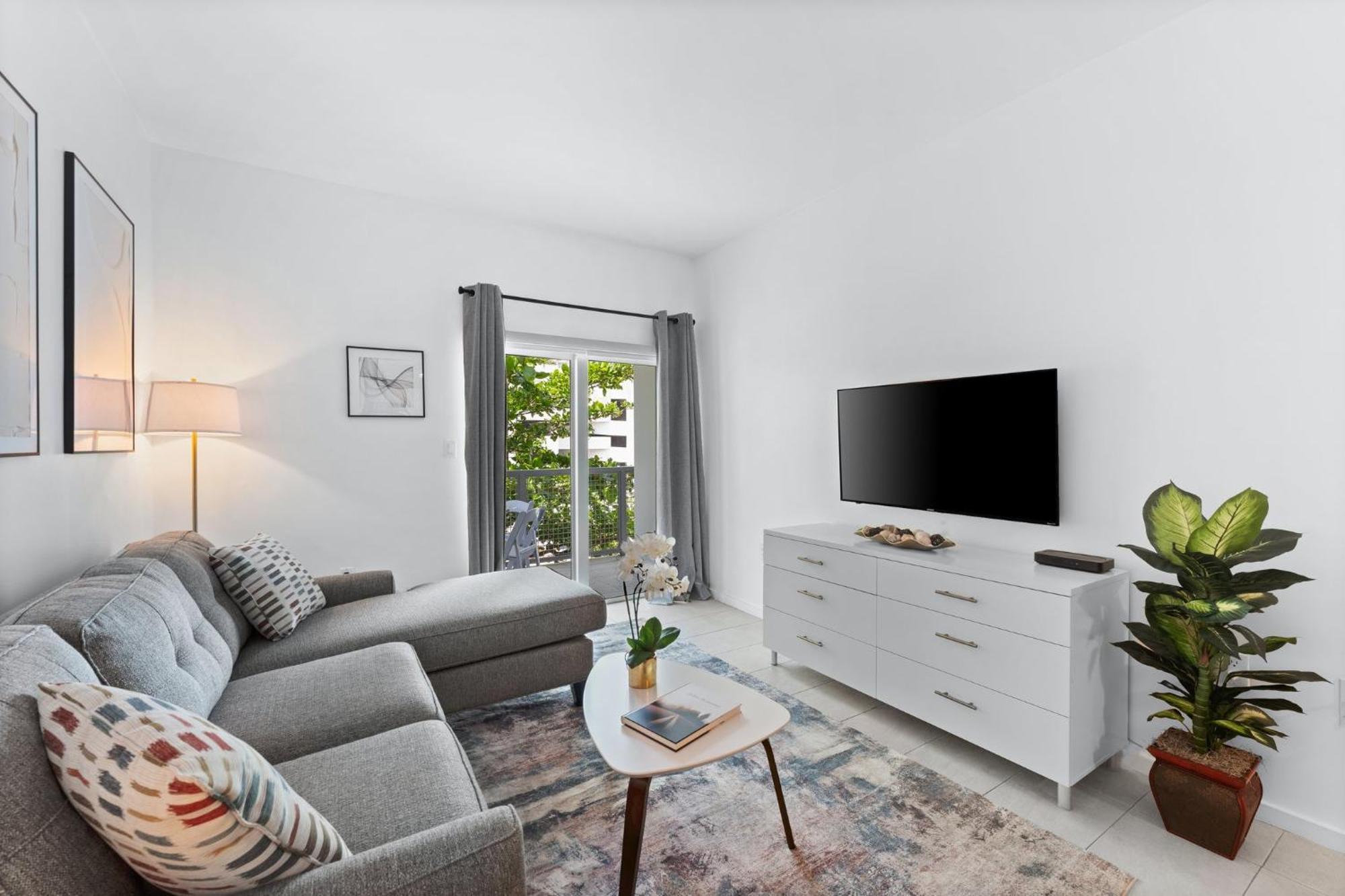 Modern In Edgewater Apartment *