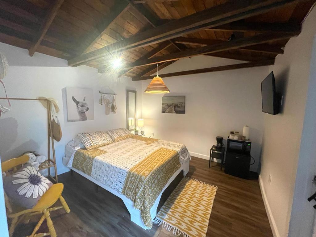 Private Steps From Calle 8 Apartment *