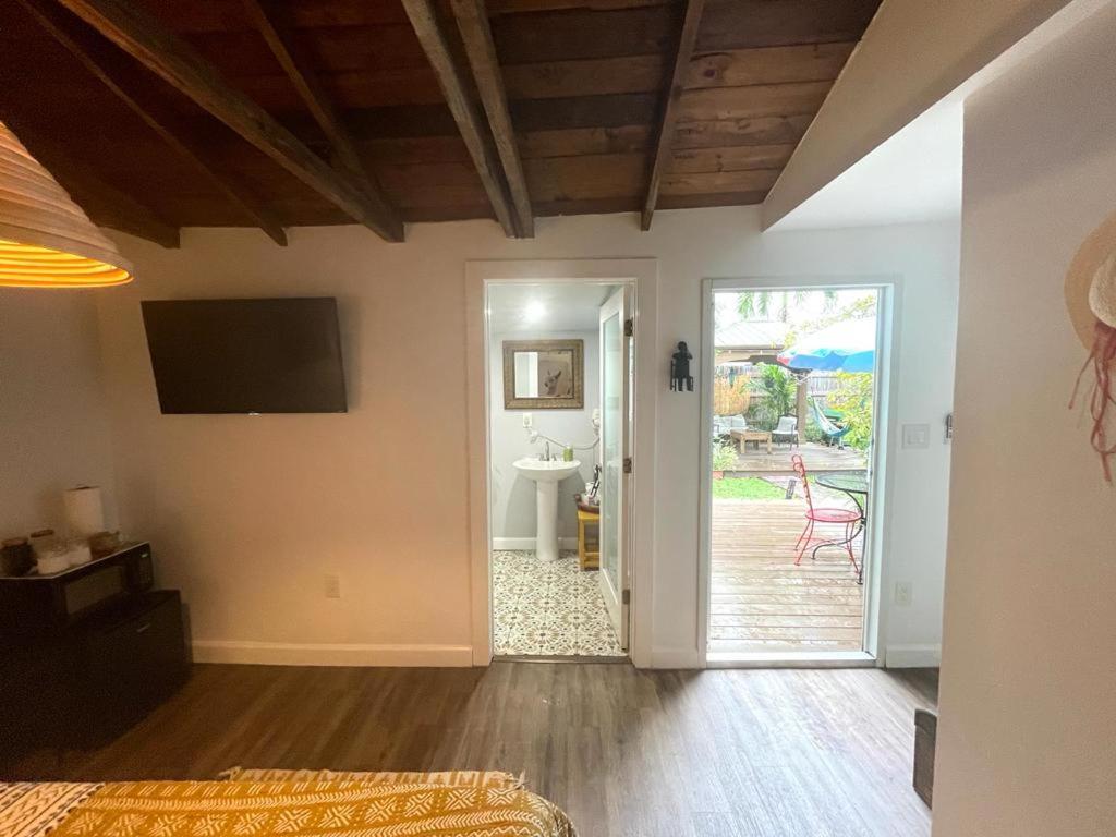 Private Steps From Calle 8 Apartment Miami