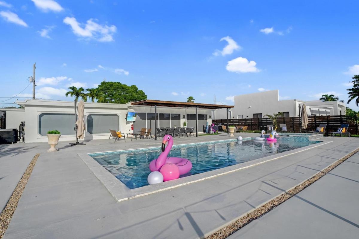 Lakefront Paradise Heated Pool 5 Beds Holiday home Miami