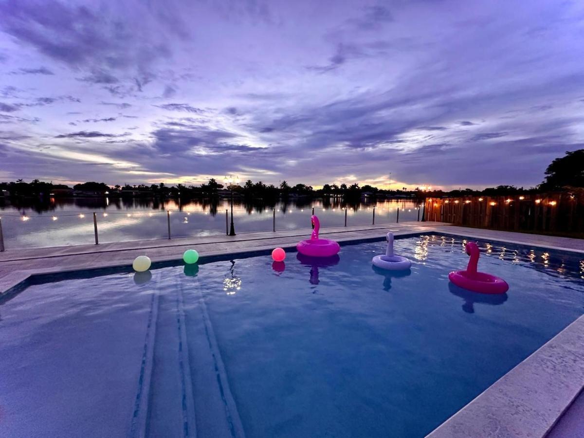 Lakefront Paradise Heated Pool 5 Beds Holiday home *