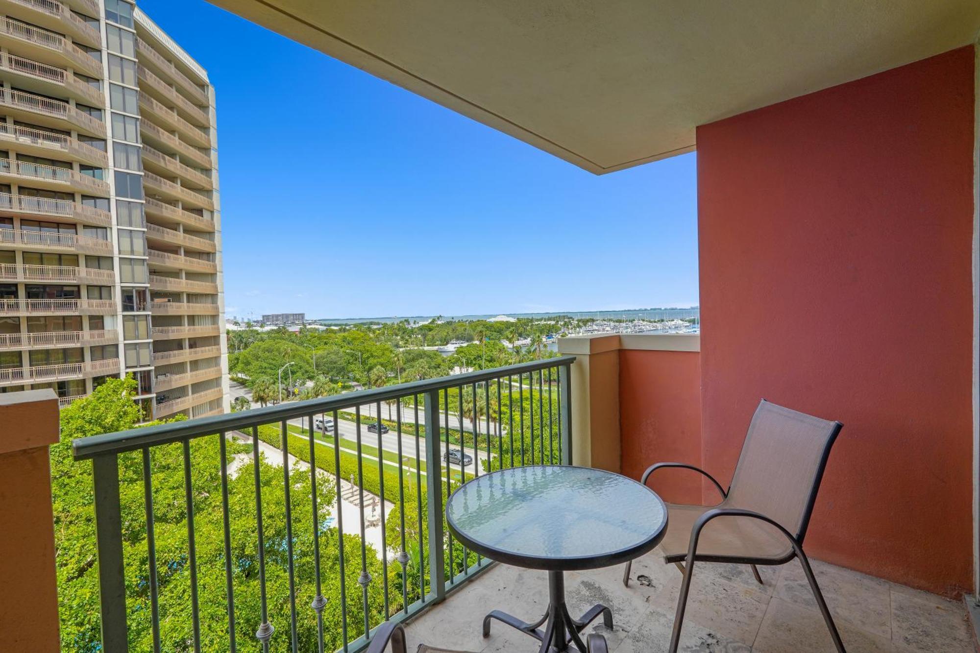 Serene Cozy Retreat With Balcony Free Parking * Miami