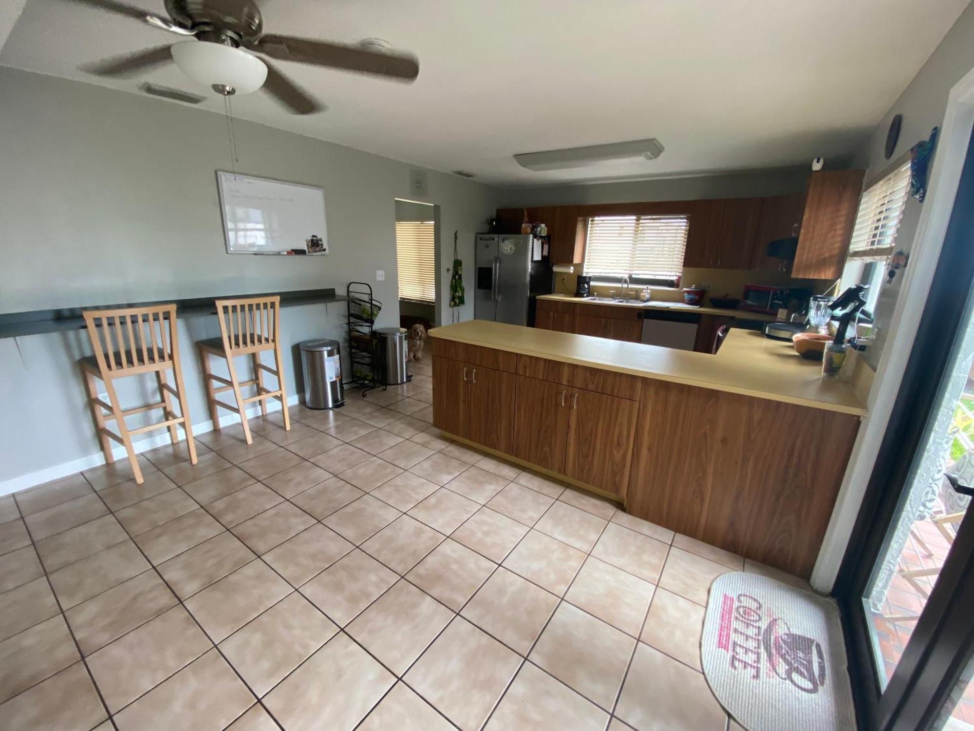 Homestay Spanish Style House - Free Parking