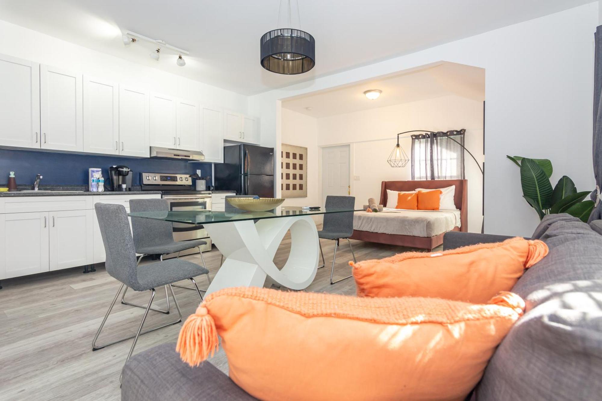 1 Bedroom - Midtown Apartment