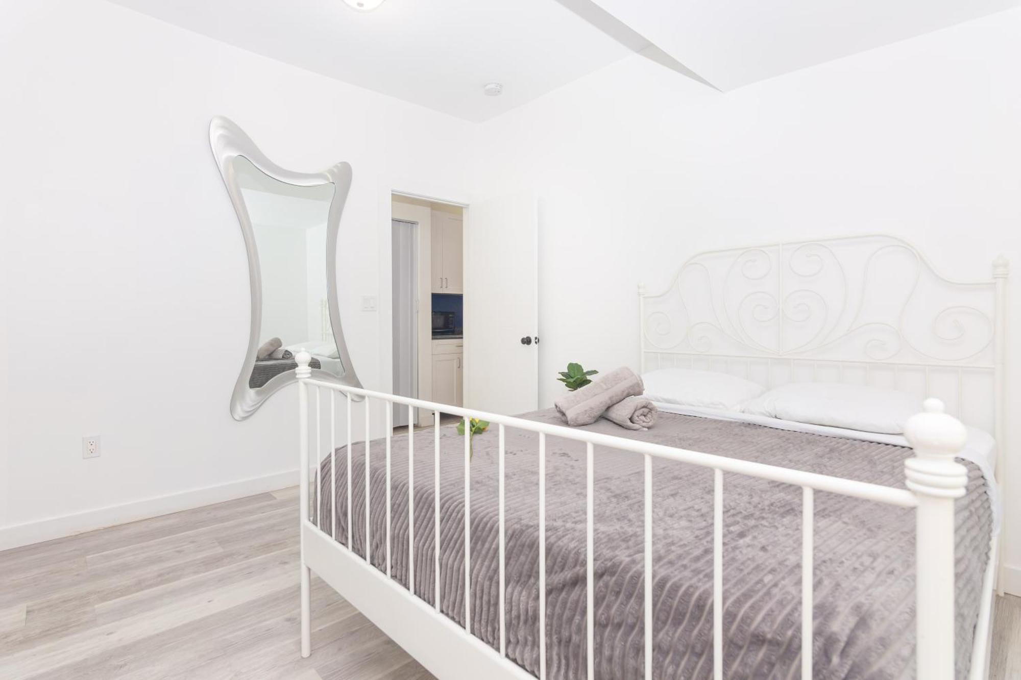 1 Bedroom - Midtown Apartment
