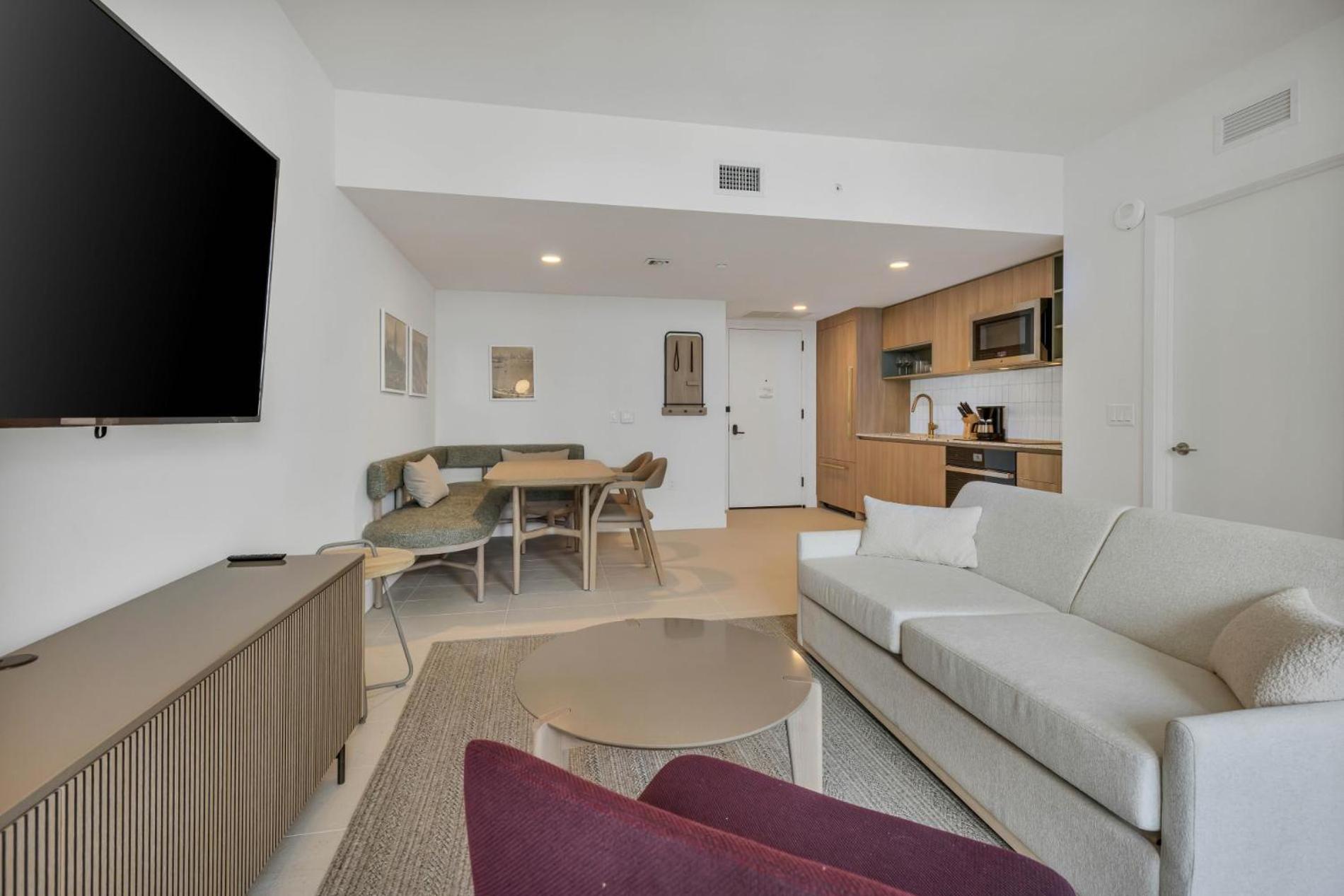 Modern 29th-floor In Downtown Views, Pool, And Gym Access *