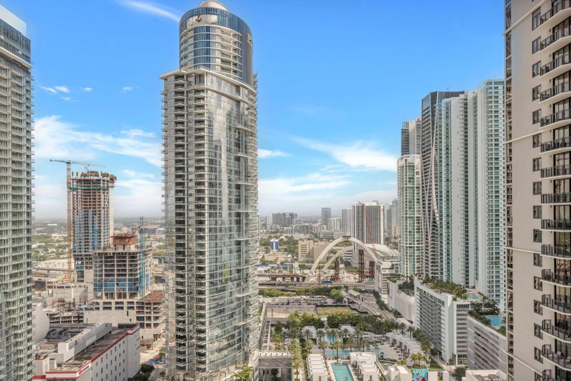 Apartment Modern 29th-floor In Downtown Views, Pool, And Gym Access *