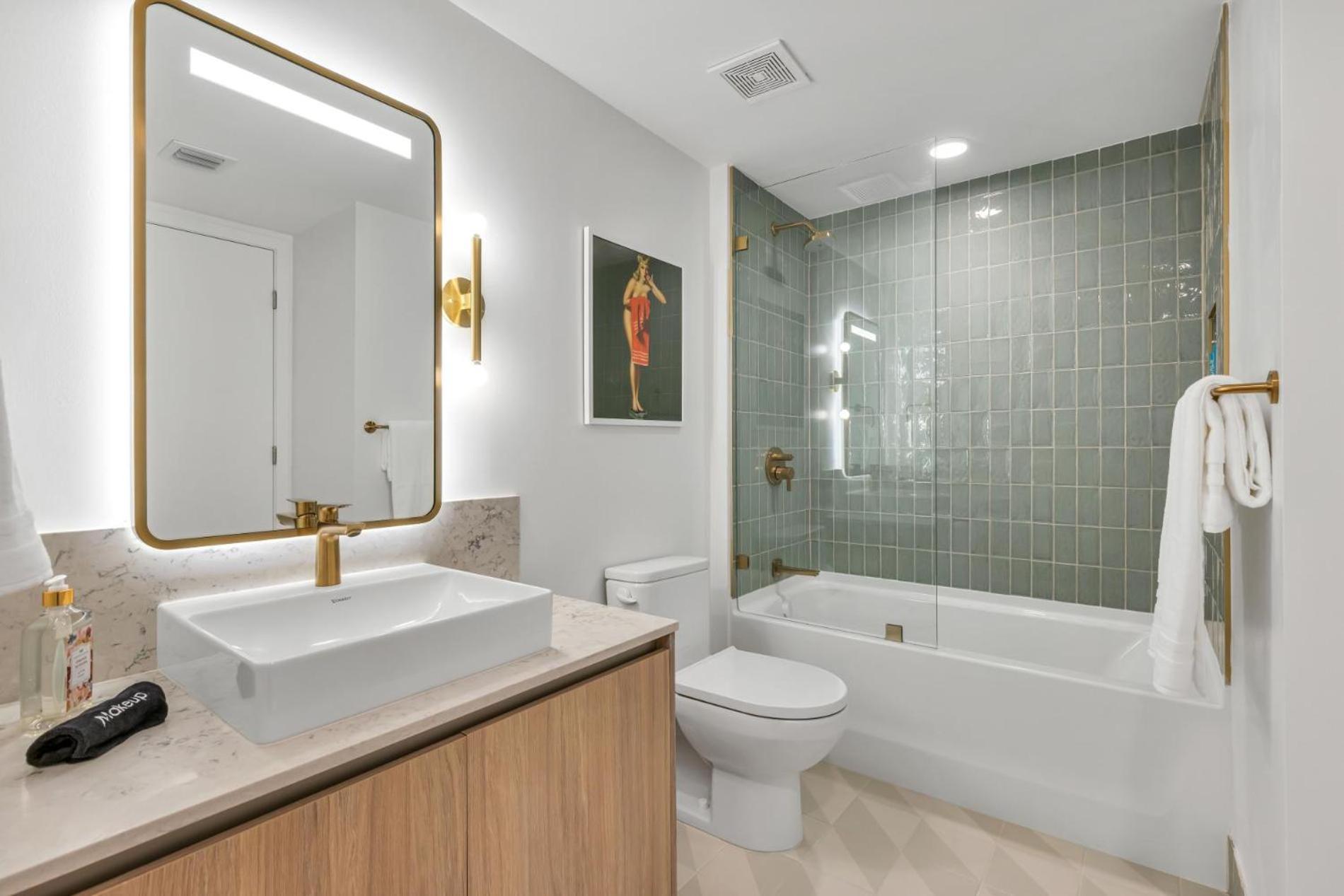 Modern 29th-floor In Downtown Views, Pool, And Gym Access *