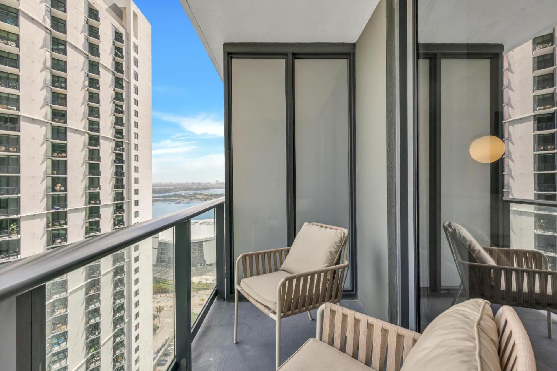 Modern 29th-floor In Downtown Views, Pool, And Gym Access