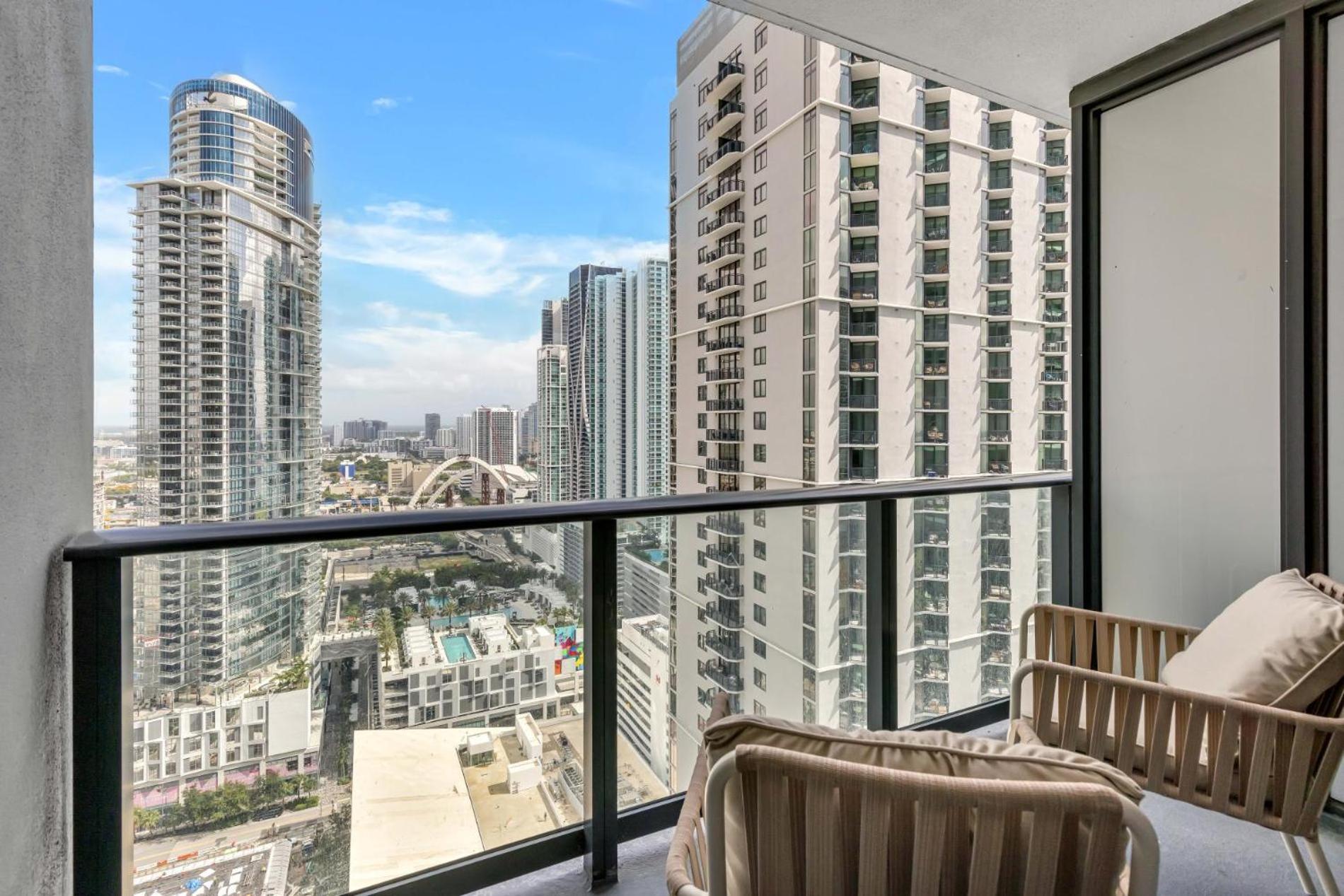 Modern 29th-floor In Downtown Views, Pool, And Gym Access Apartment *