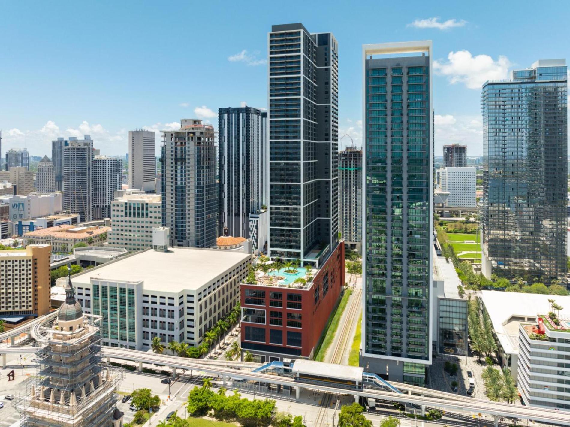 Modern 29th-floor In Downtown Views, Pool, And Gym Access Miami