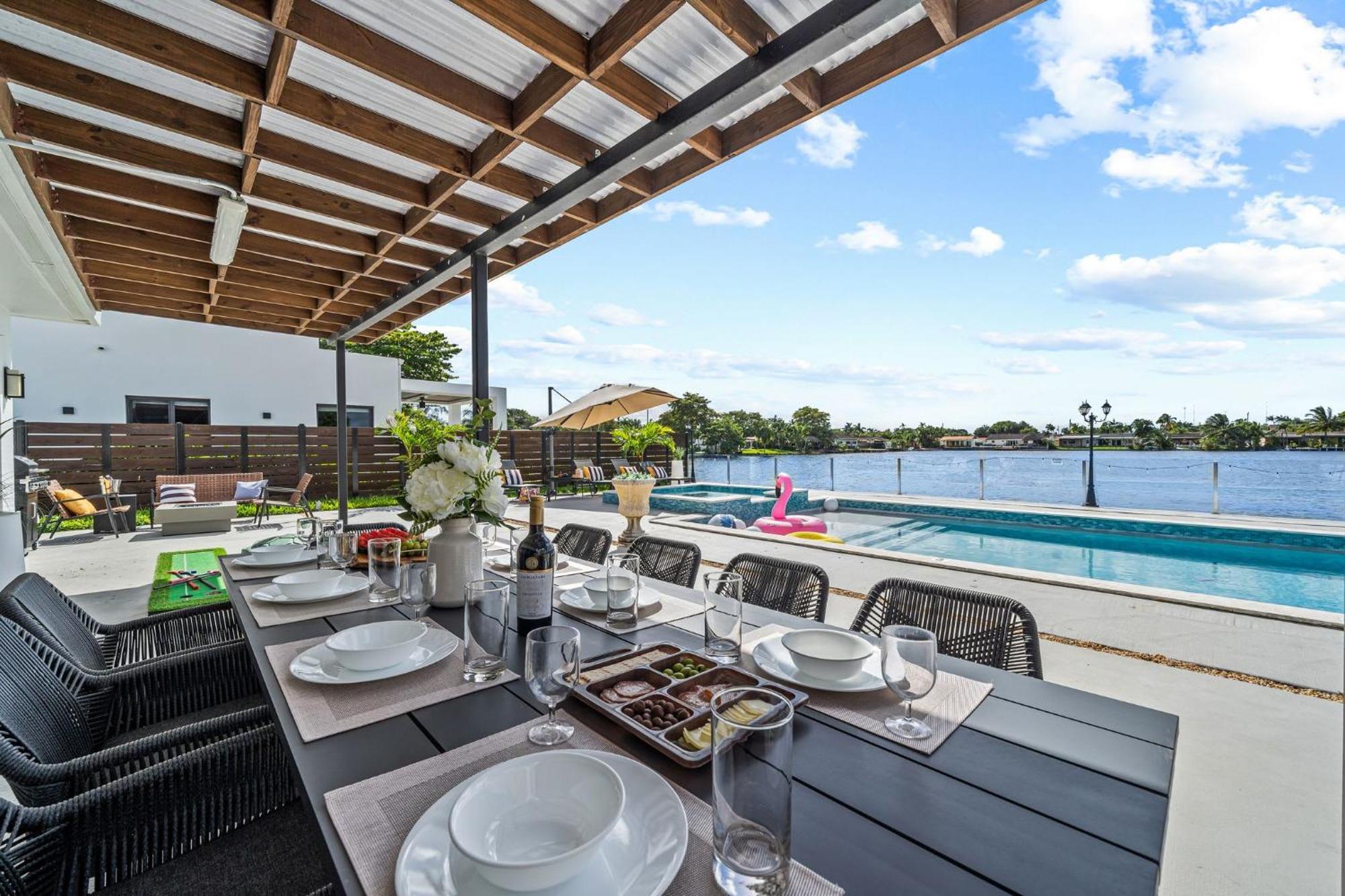 Lakefront Paradise Heated Pool 5 Beds Holiday home Miami