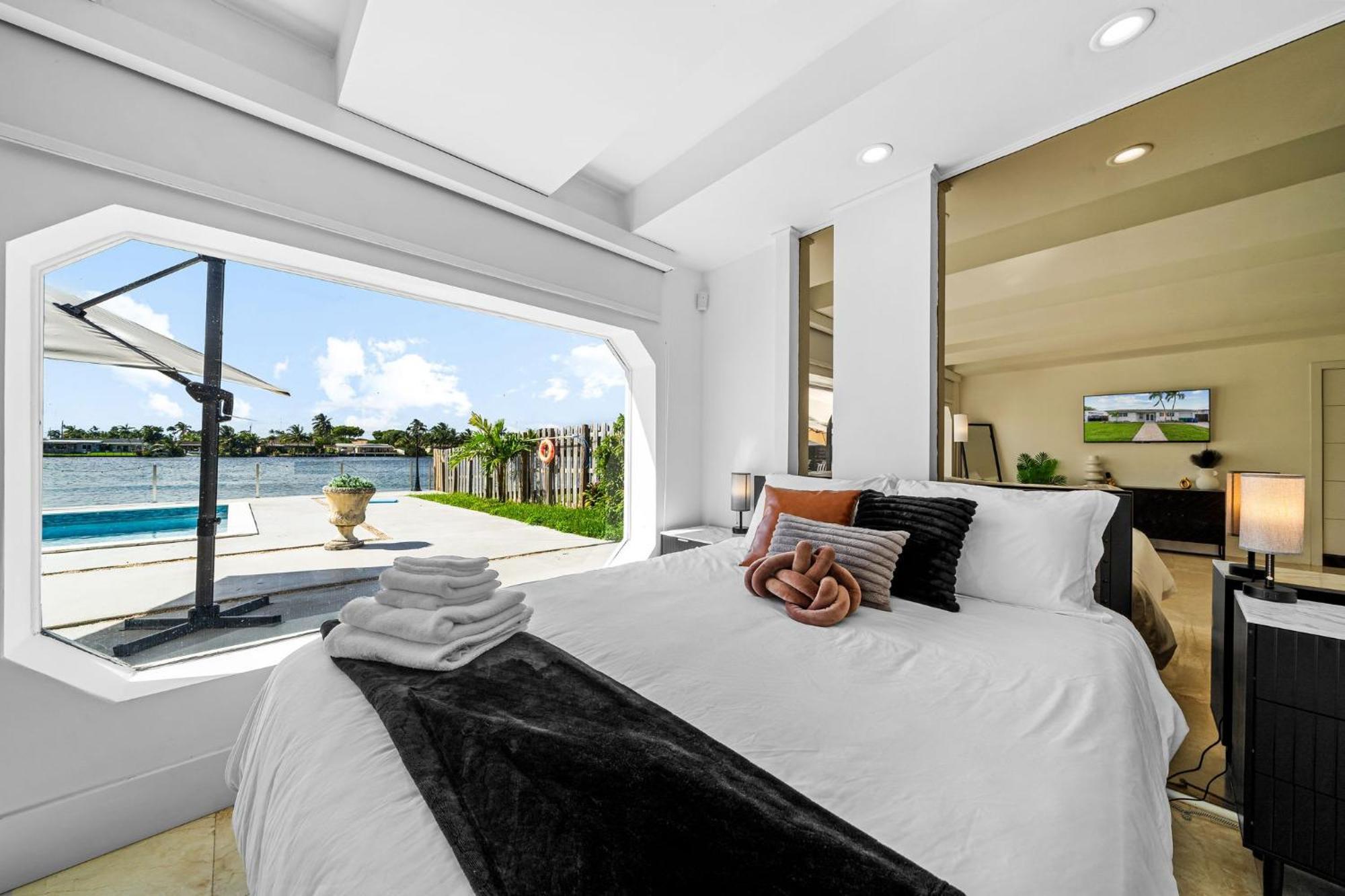 Holiday home Lakefront Paradise Heated Pool 5 Beds