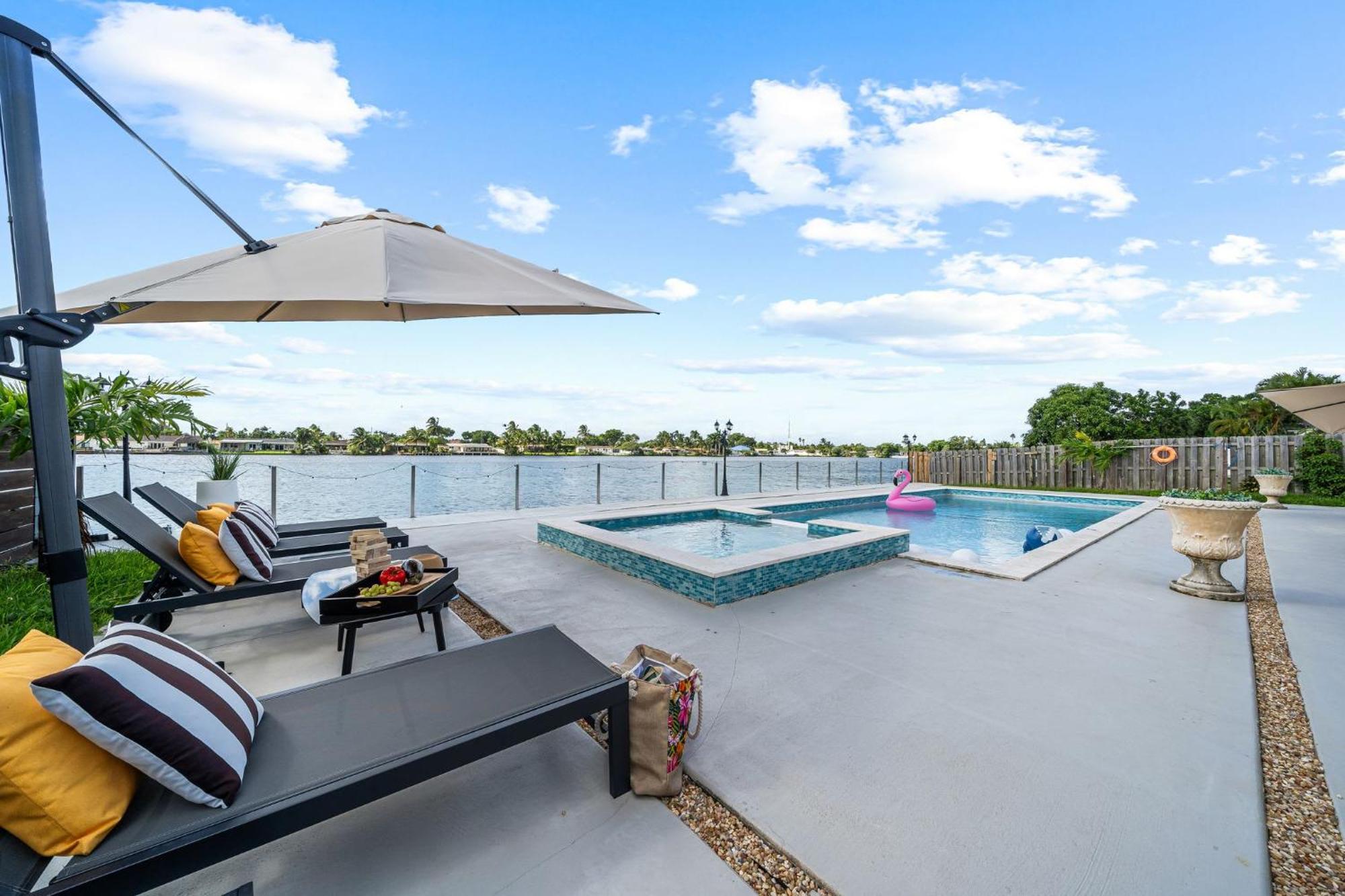 Lakefront Paradise Heated Pool 5 Beds Holiday home Miami