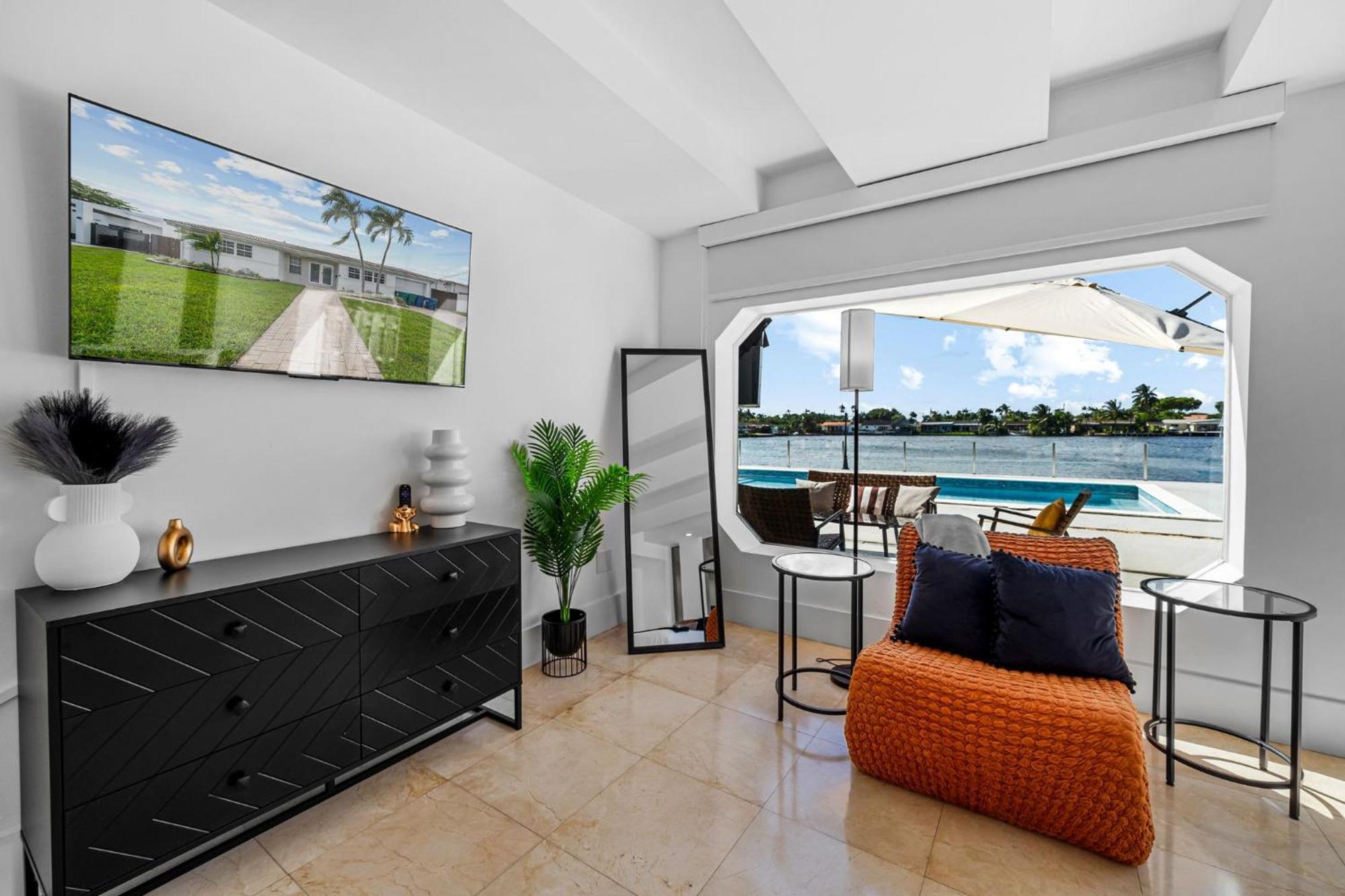 Lakefront Paradise Heated Pool 5 Beds Holiday home *