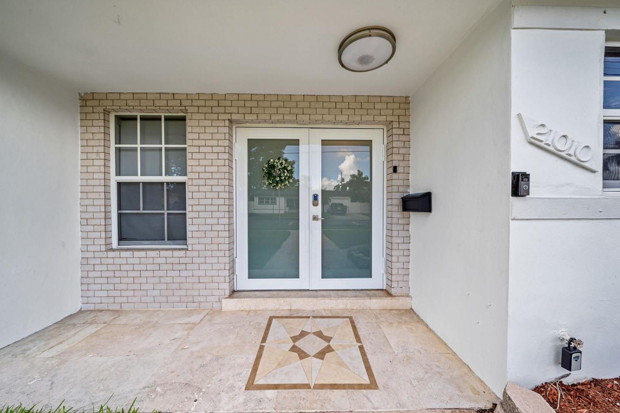 Holiday home Lakefront Paradise Heated Pool 5 Beds